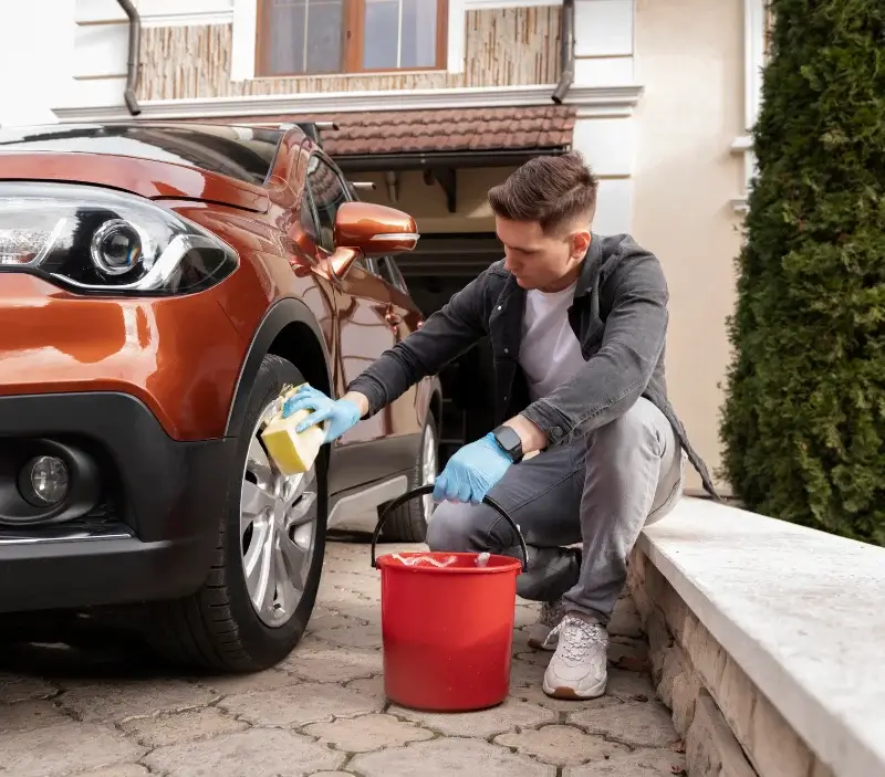 Lavage auto à domicile Barbazan-Dessus : professionnel intervenant sur un véhicule